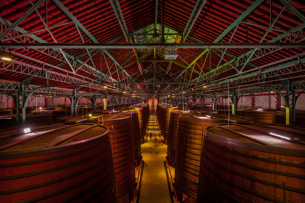 Bodegas Byrrh en Thuir, visita recomendada en turismo cerca de Castelnou. Fotografía de diegoenfrance.com