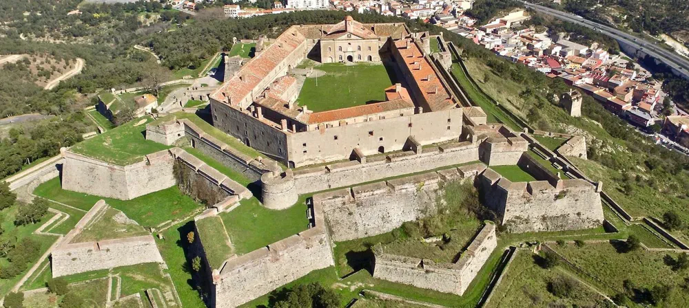 Fotografía aérea del Fort de Bellegarde, una fortaleza de Vauban en la cima del paso fronterizo entre Francia y España