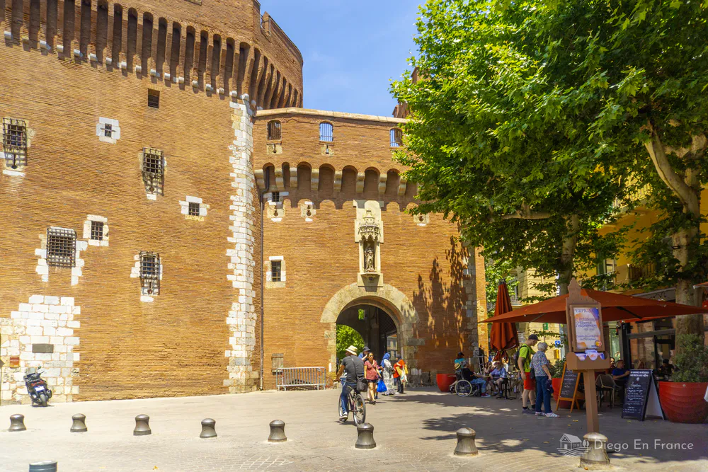 Fotografía de diegoenfrance.com de la entrada del Castillet con turistas y terrazas alrededor