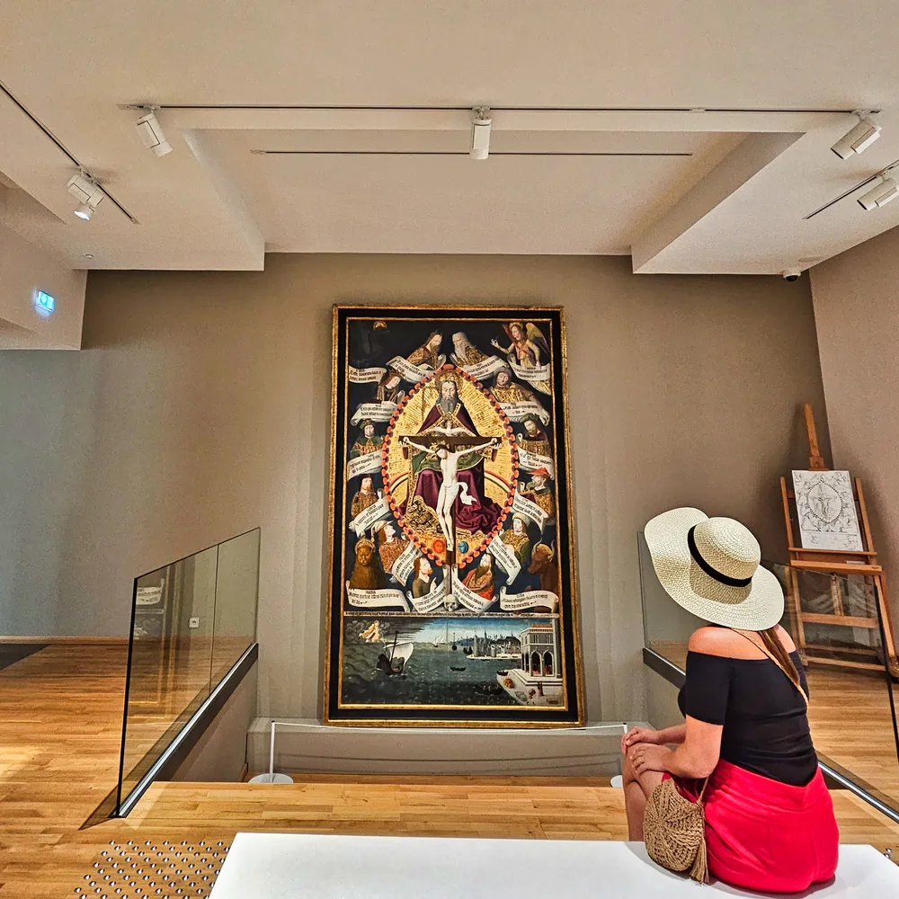 Una visitante contemplando una obra en el museo de arte de Perpiñán