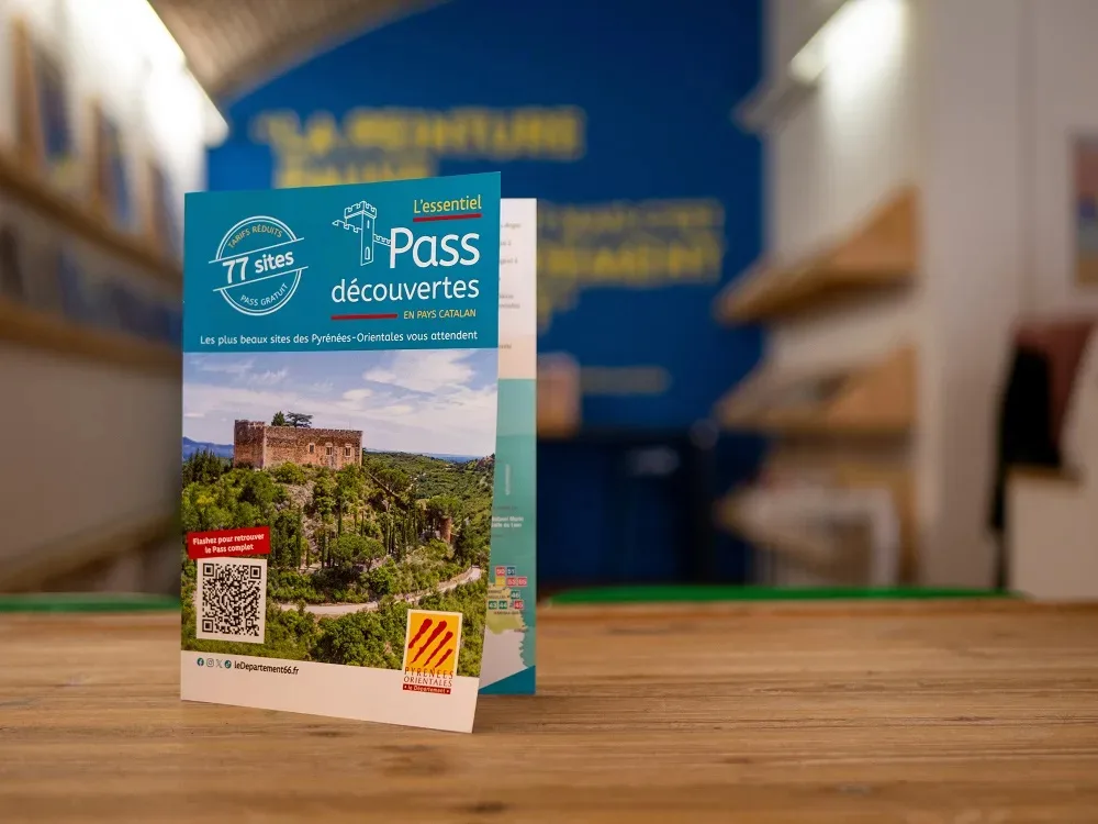 Pass Découvertes expuesto sobre un mostrador en una oficina de turismo de los Pirineos Orientales.