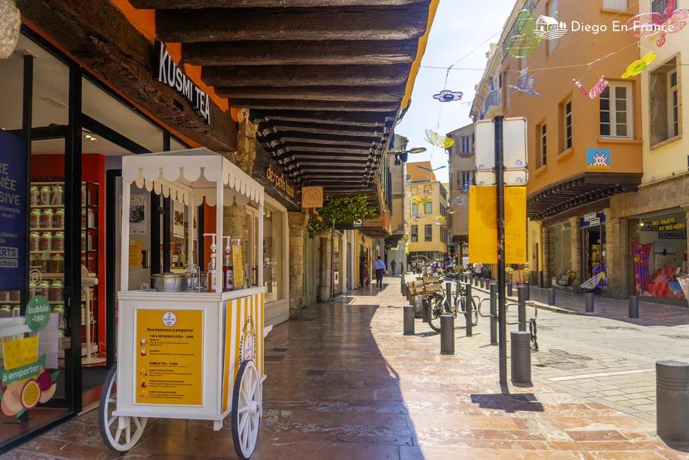 Fotografía de diegoenfrance.com de un paseo comercial con decoración típica catalana