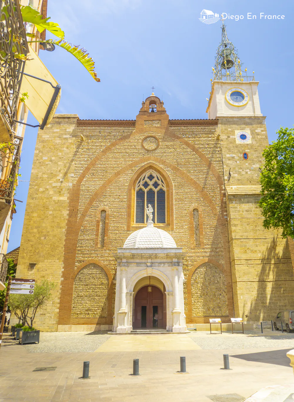 Fotografía de diegoenfrance.com de la catedral de San Juan Bautista bajo el sol mediterráneo