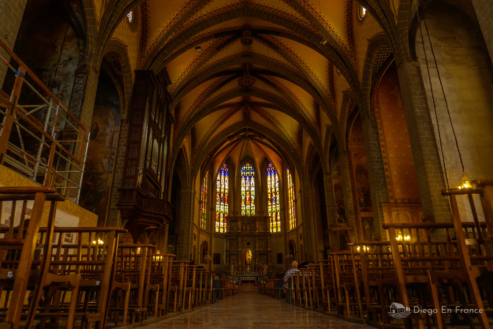 Fotografía de diegoenfrance.com del interior iluminado de la catedral de Perpiñán, ideal para los amantes de la arquitectura