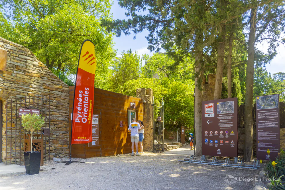 Acceso al castillo, punto clave al planear qué hacer en Castelnou en un día. Fotografía de diegoenfrance.com