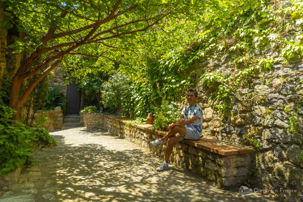 Sendero tranquilo y fresco, perfecto para un alto al visitar Castelnou en verano. Fotografía de diegoenfrance.com