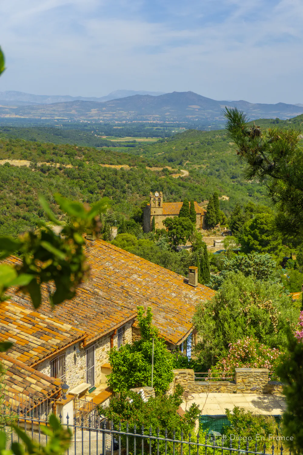 Panorama típico de Castelnou, Francia, recomendado al recorrer el pueblo. Fotografía de diegoenfrance.com