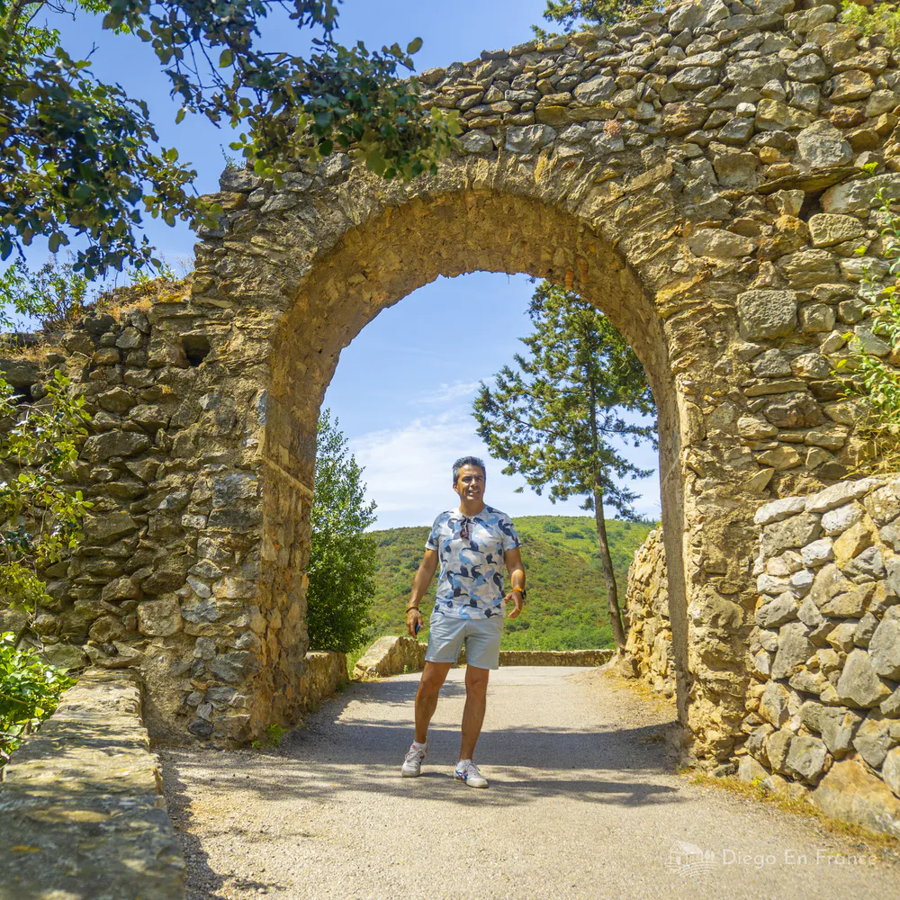 Arco de piedra tradicional, parada imperdible al visitar Castelnou en familia. Fotografía de diegoenfrance.com