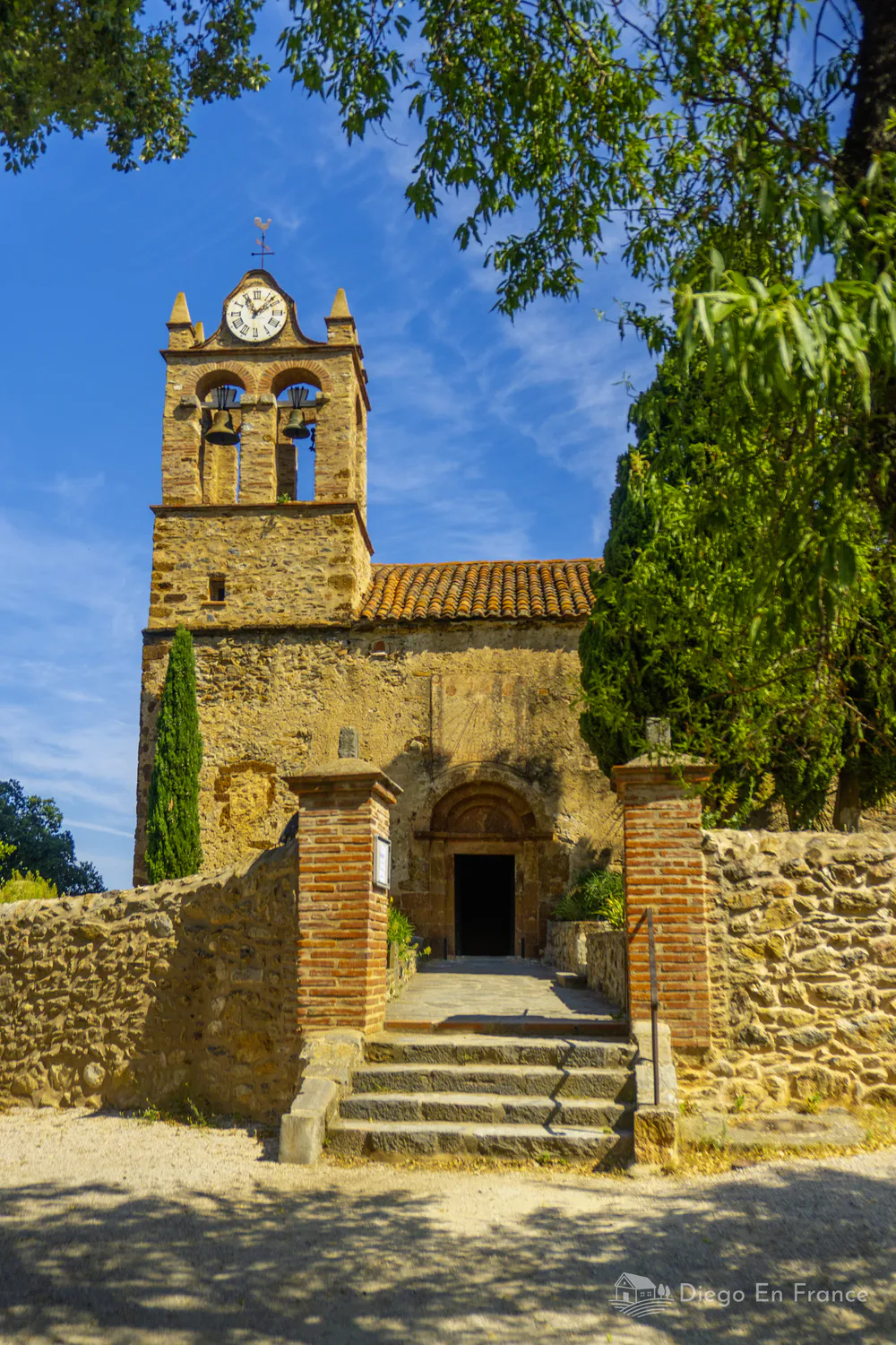 Iglesia románica destacada en rutas de turismo en Castelnou, perfecta para un alto en el camino. Fotografía de diegoenfrance.com