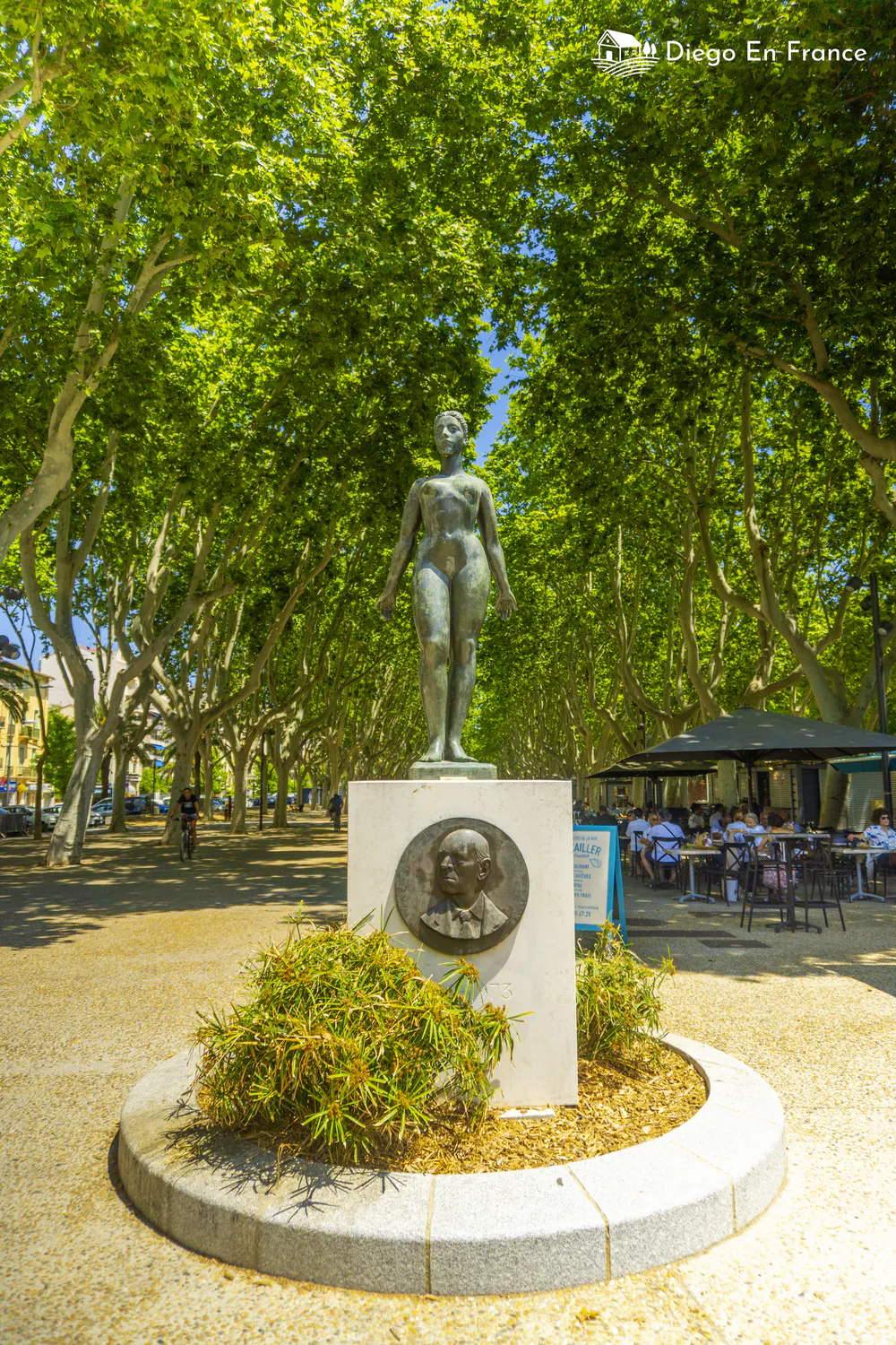 Escultura dedicada a Pau Casals en las Allées Maillol de Perpiñán, bajo una arboleda. Foto de diegoenfrance