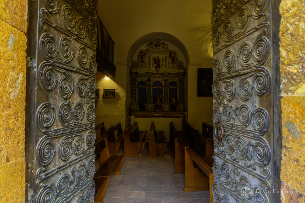 Interior de la iglesia, uno de los lugares con más historia al visitar Castelnou. Fotografía de diegoenfrance.com