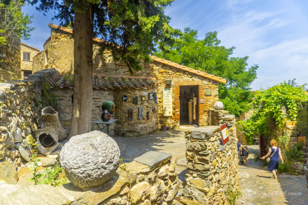 Taller de artesanía tradicional, plan auténtico al descubrir qué hacer en Castelnou. Fotografía de diegoenfrance.com