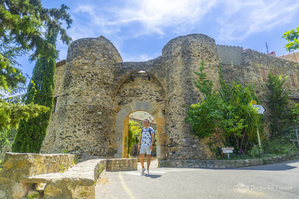 Entrada al pueblo medieval de Castelnou, ideal para el turismo familiar. Fotografía de diegoenfrance.com