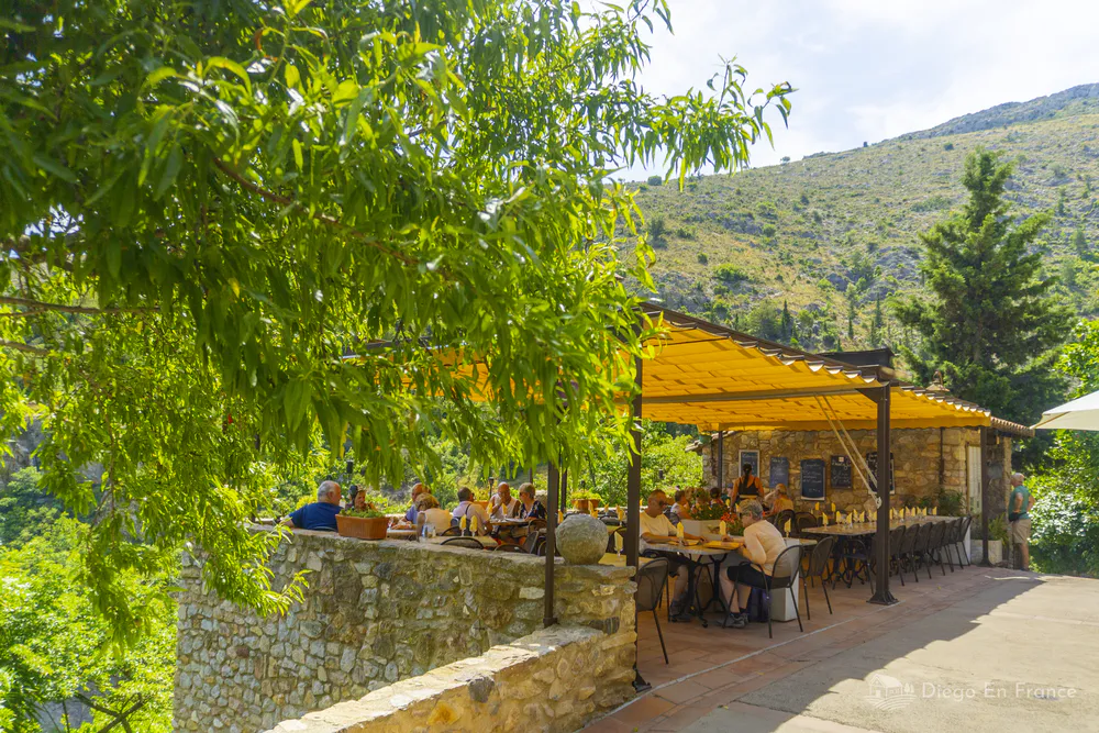 Restaurante con encanto, plan recomendado al visitar Castelnou en un día. Fotografía de diegoenfrance.com