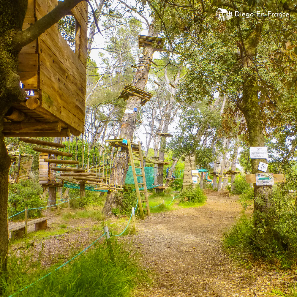 Fotografía de diegoenfrance.com de un parque de aventura en árboles en Francia