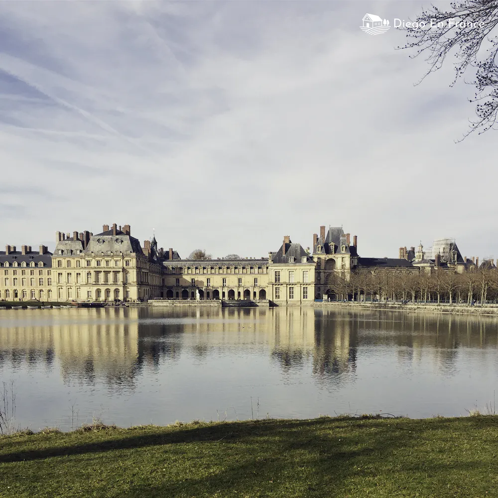 Fotografía de diegoenfrance.com de un castillo en Francia junto a un lago