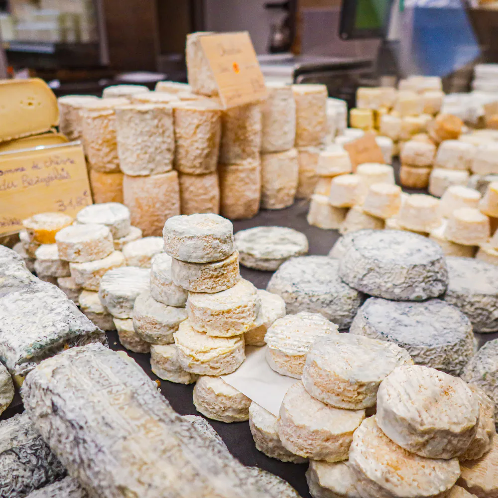 Fotografía de diegoenfrance.com de quesos en un mercado regional en Francia