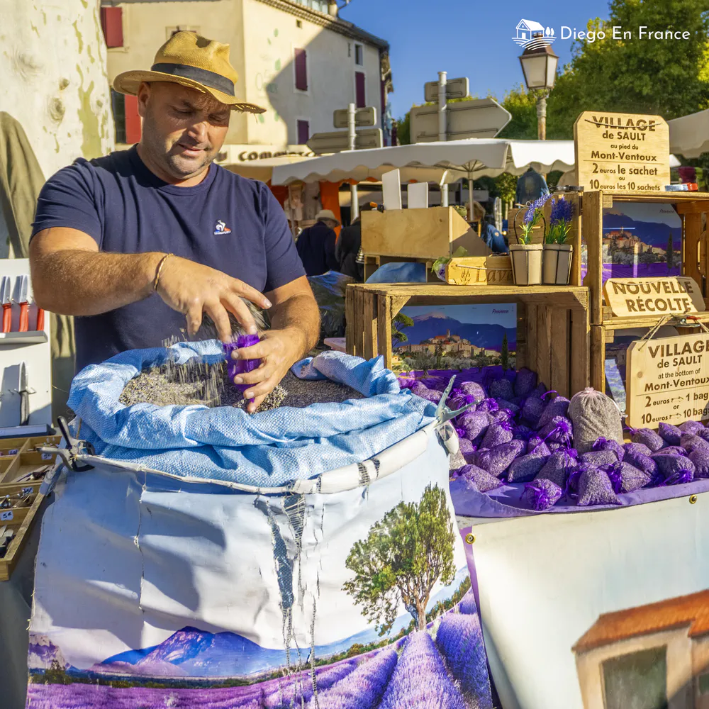 Fotografía de diegoenfrance.com de un puesto de mercado en Francia con productos de lavanda artesanal