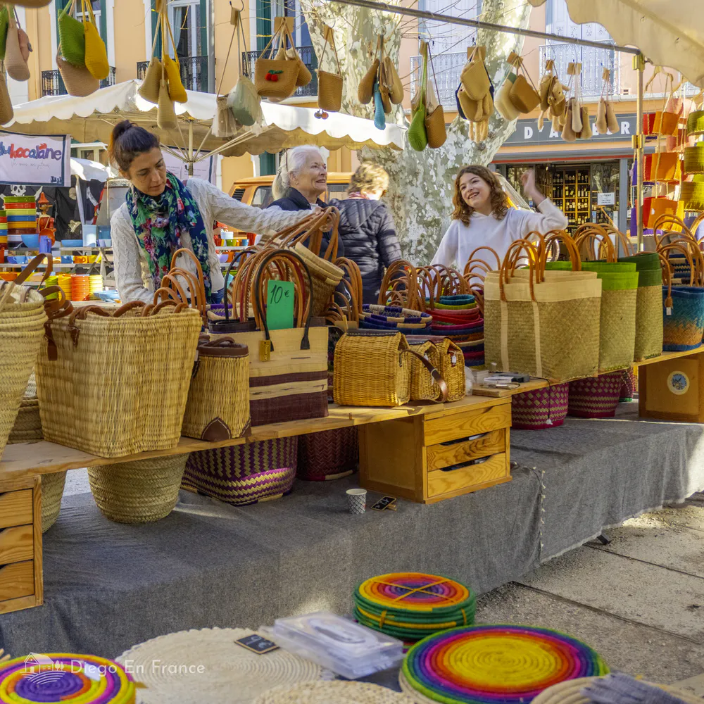 Fotografía de diegoenfrance.com de un mercado francés con artesanías y cestas tradicionales