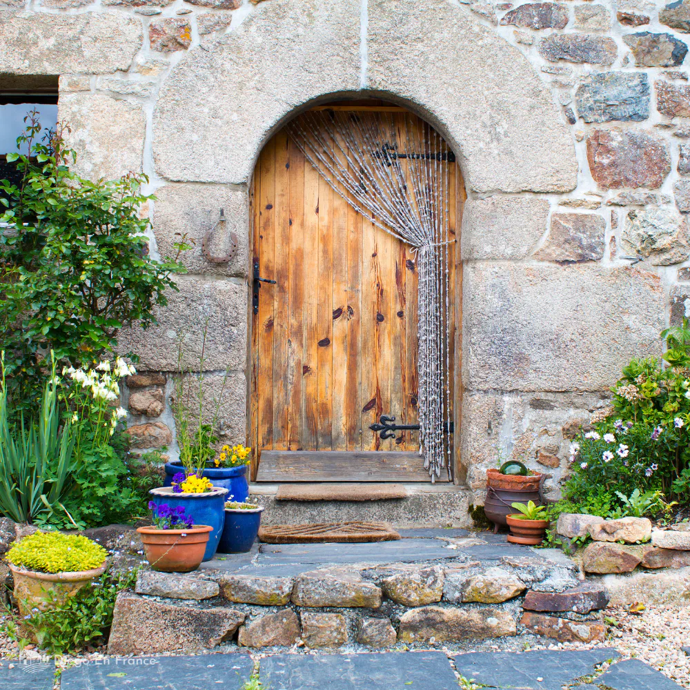 Fotografía de diegoenfrance.com de una puerta tradicional de gîte rural en Francia
