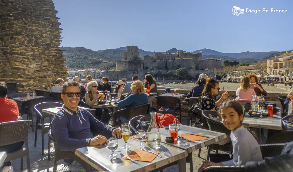 Fotografía de diegoenfrance.com de un almuerzo familiar con vistas a un castillo en Francia