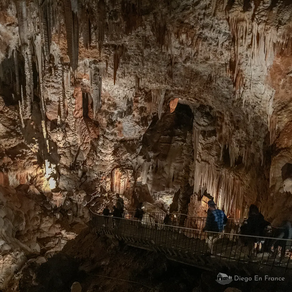Fotografía de diegoenfrance.com del interior la Gruta de Aven d'Orgnac en Francia
