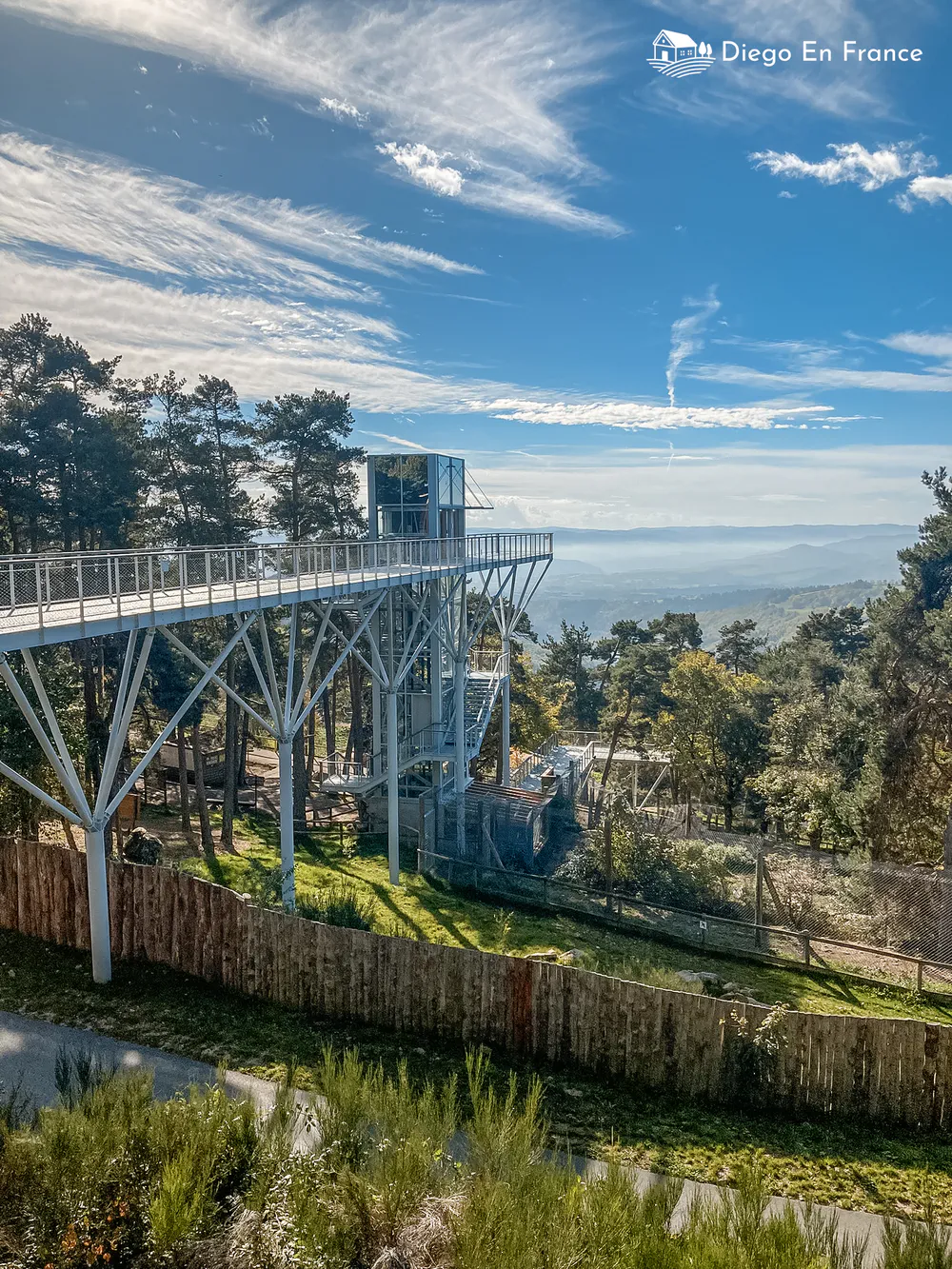 Fotografía de diegoenfrance.com de un mirador panorámico en parque de naturaleza en Francia