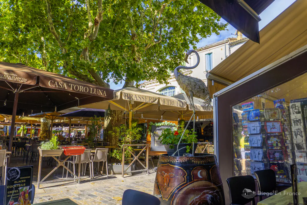 Restaurante en la plaza San Luis, en Aigues Mortes, sur de Francia