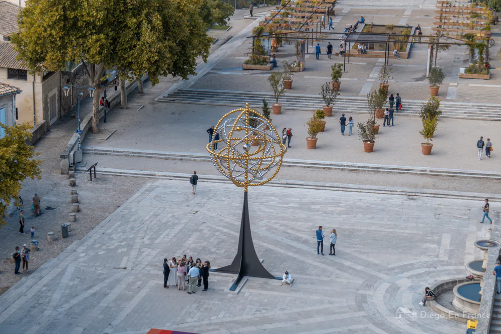 Fotografía de diegoenfrance.com mostrando la instalación dorada en la Place du Palais, recomendada para quienes buscan qué hacer en Aviñón con arte