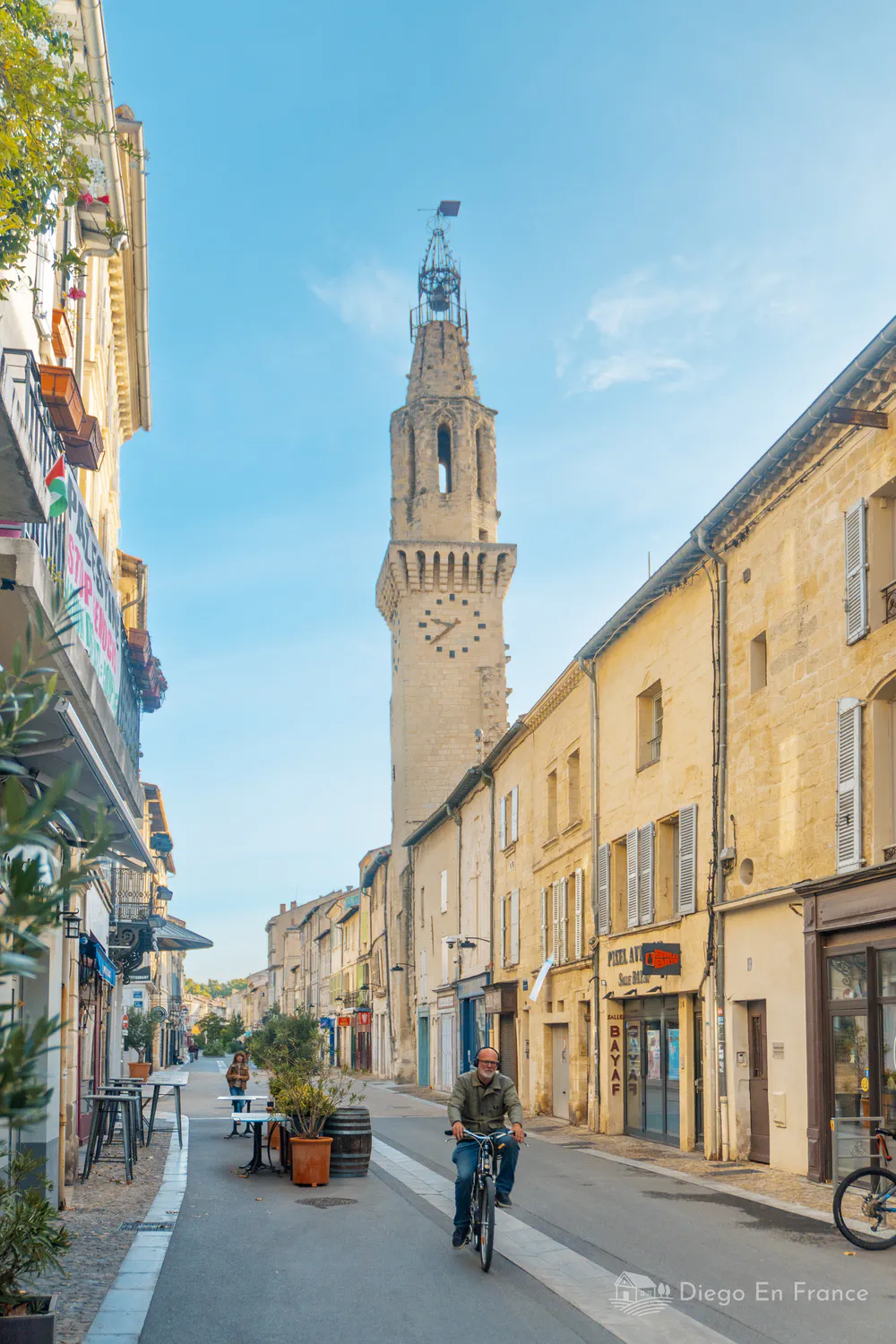 Fotografía de diegoenfrance.com mostrando la Place de l’Horloge y su icónica torre, ideal para descubrir qué hacer en Aviñón caminando