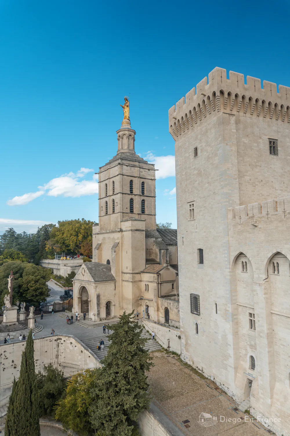 Fotografía de diegoenfrance.com mostrando la catedral y la torre papal, imprescindible entre los lugares que ver en Aviñón