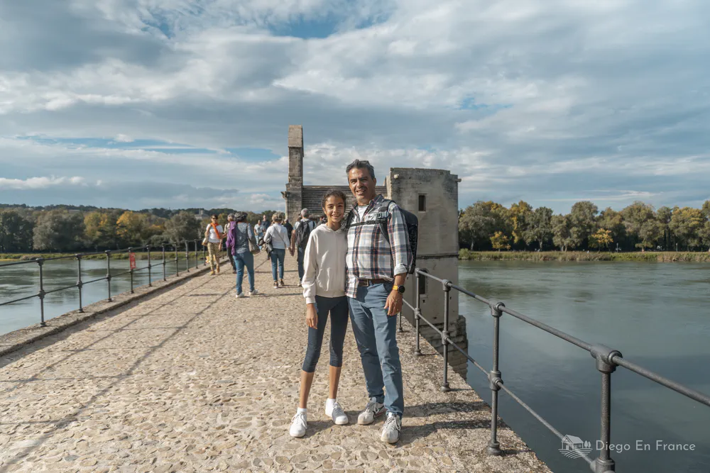 Fotografía de diegoenfrance.com mostrando visitantes sobre el Puente Saint-Bénézet, ideal para quienes buscan qué ver en Aviñón en familia