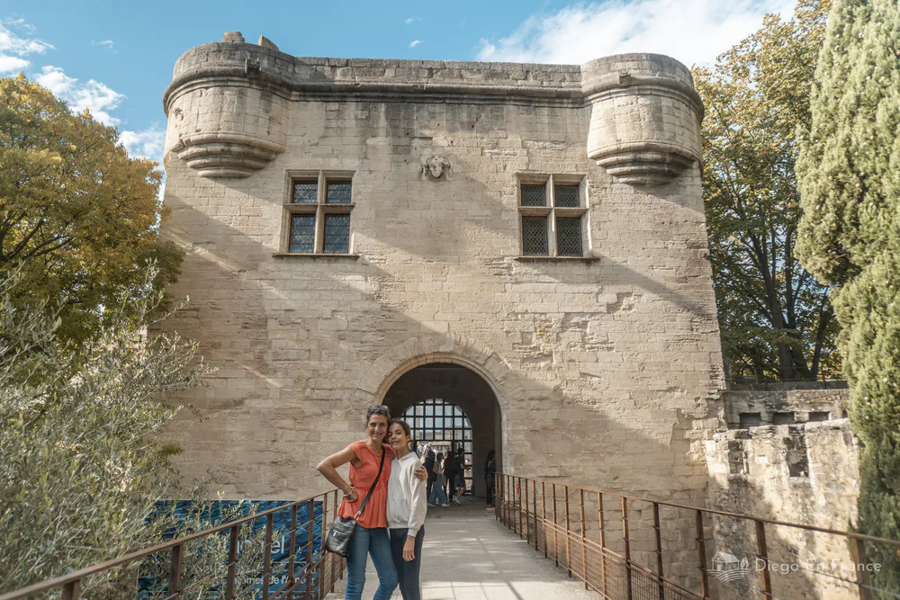 Fotografía de diegoenfrance.com mostrando la puerta fortificada del Puente Saint-Bénézet, perfecta para ilustrar qué hacer en Aviñón
