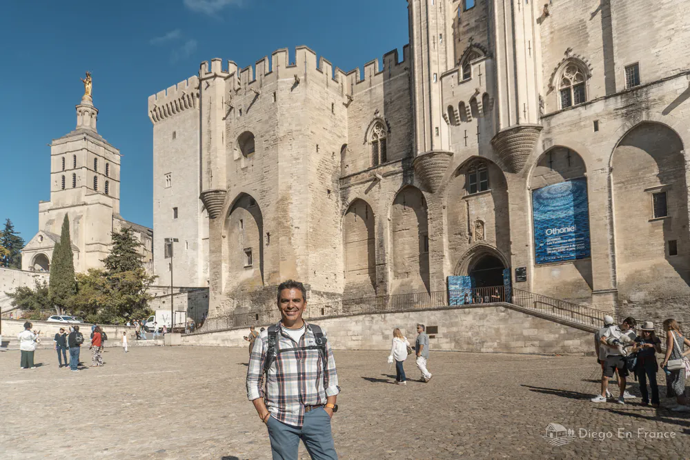 Fotografía de diegoenfrance.com mostrando el Palacio de los Papas con visitantes, ideal para quienes buscan qué hacer en Aviñón culturalmente