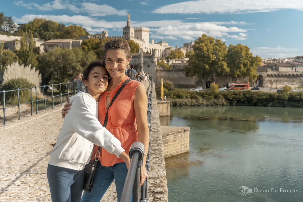 Fotografía de diegoenfrance.com mostrando el puente con el Palais des Papes al fondo, ideal para quienes buscan qué hacer en Aviñón con vistas