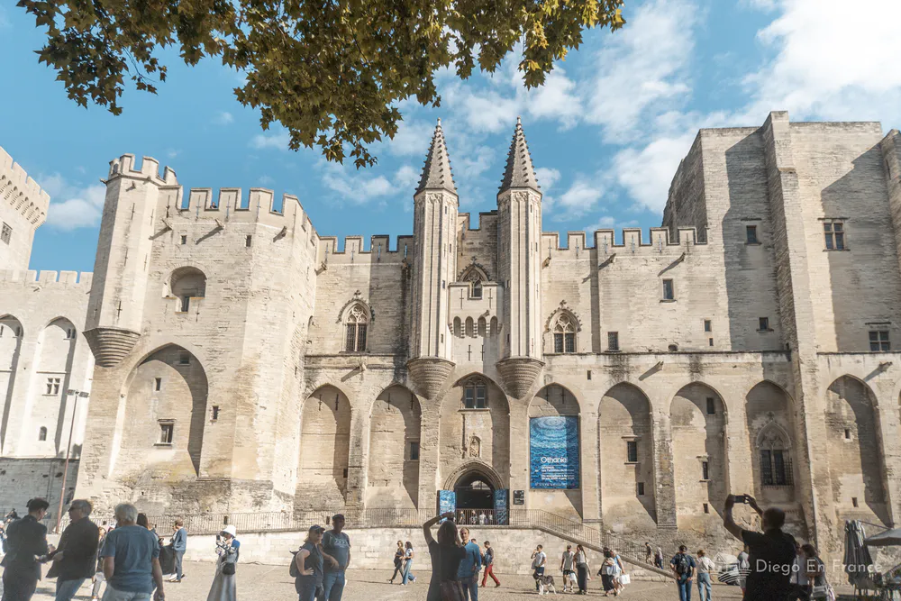 Fotografía de diegoenfrance.com del exterior gótico del Palais des Papes, una visita obligada para quienes buscan qué hacer en Aviñón