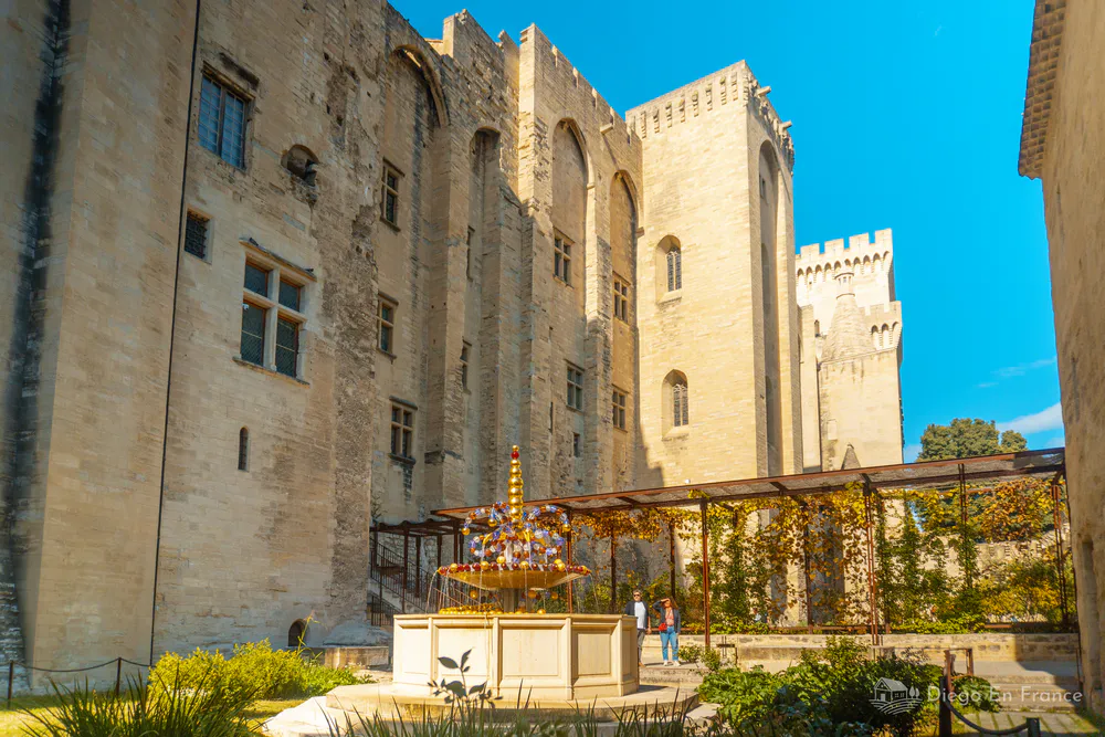 Fotografía de diegoenfrance.com del jardín y murallas del Palacio de los Papas, una de las mejores cosas que hacer en Aviñón