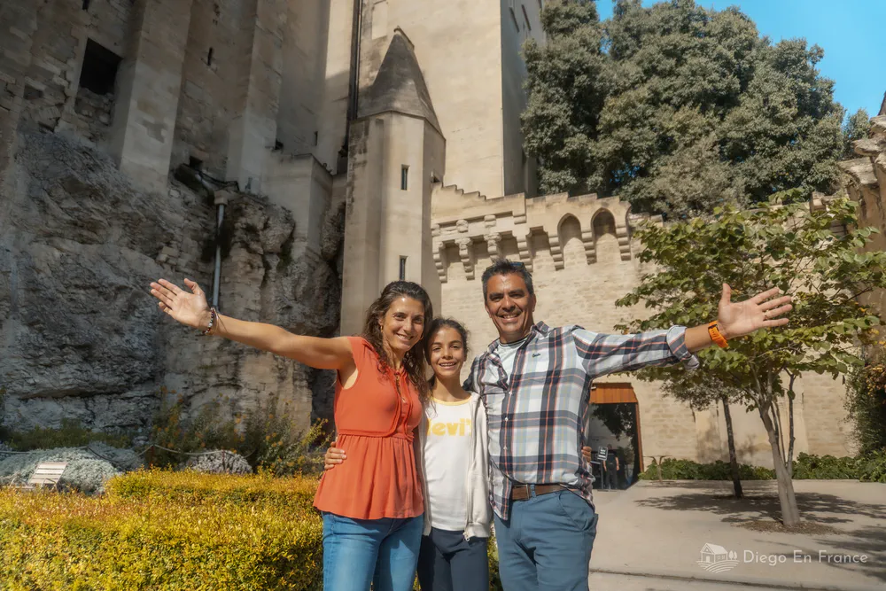 Fotografía de diegoenfrance.com mostrando una familia frente al Palais des Papes, ideal para quienes buscan qué hacer en Aviñón en familia