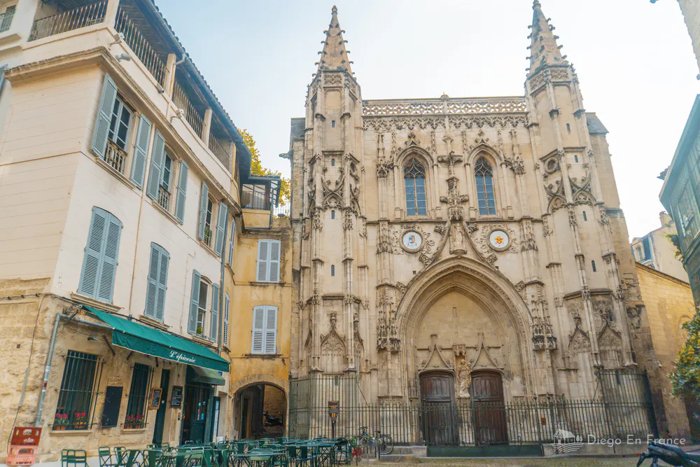 Fotografía de diegoenfrance.com mostrando la fachada de la Iglesia de Saint-Pierre, ideal para destacar qué hacer en Aviñón en el casco antiguo