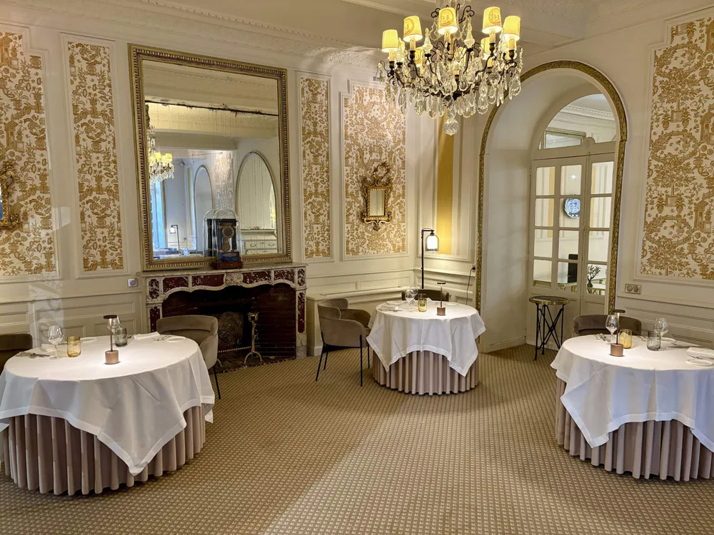 Fotografía de diegoenfrance.com mostrando el interior refinado del Hôtel d’Europe, perfecta para ilustrar qué hacer en Aviñón con alojamiento de categoría
