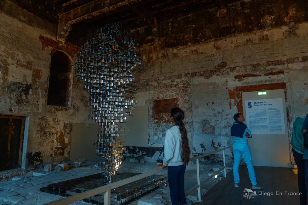 Fotografía de diegoenfrance.com mostrando una instalación artística en el interior del Palais des Papes, destacando qué hacer en Aviñón culturalmente