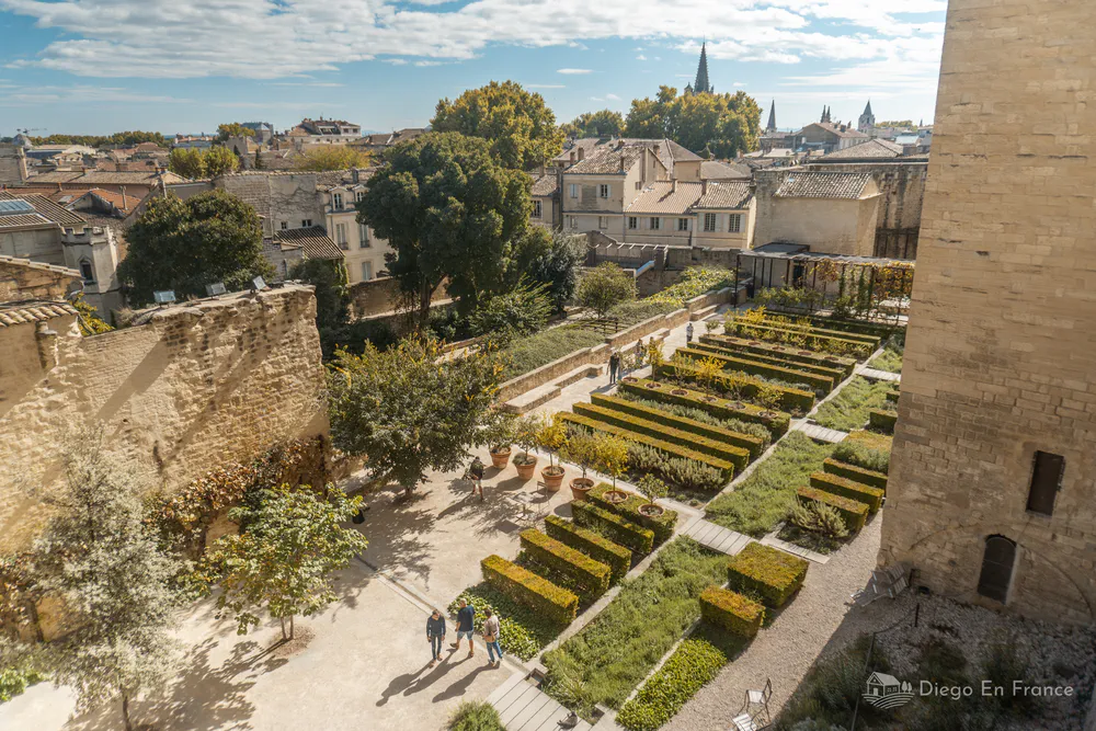 Fotografía de diegoenfrance.com mostrando los jardines del Palais des Papes, perfecta para inspirar qué hacer en Aviñón al aire libre