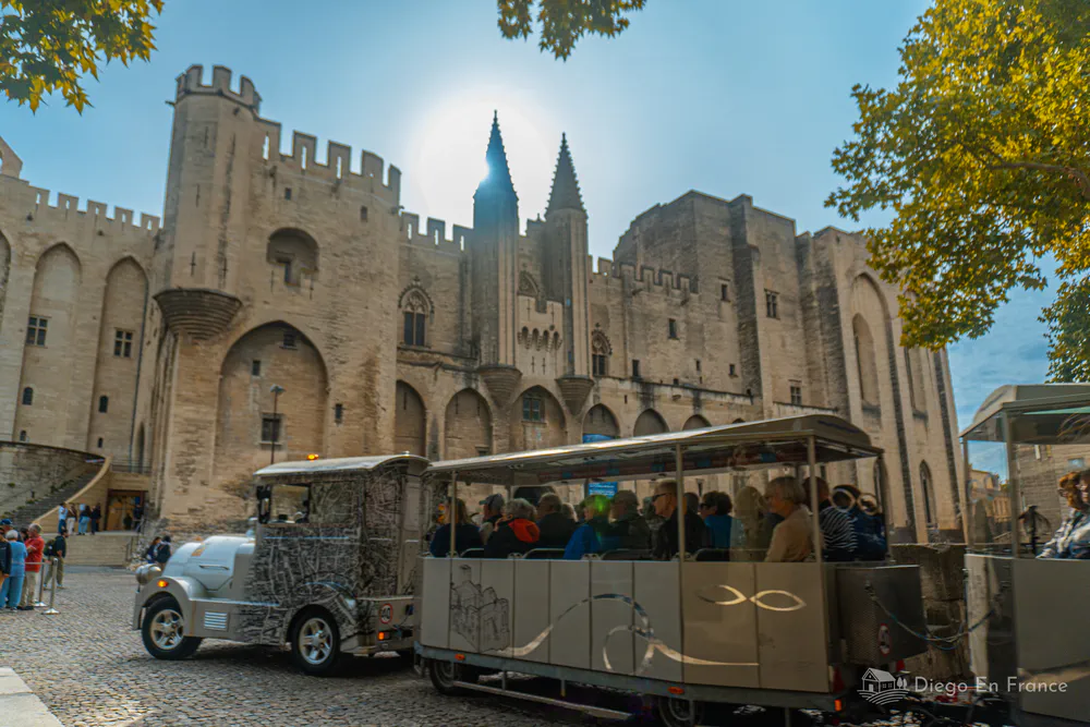 Fotografía de diegoenfrance.com mostrando el tren turístico con el Palais des Papes de fondo, ideal para familias que buscan qué hacer en Aviñón