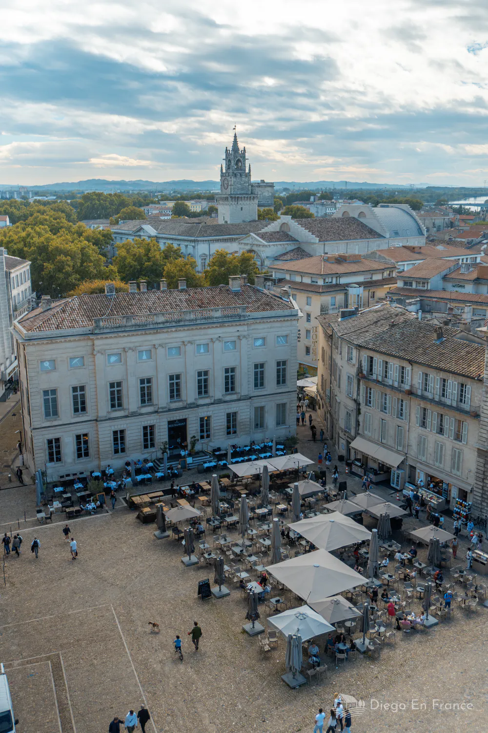 Fotografía de diegoenfrance.com mostrando el casco antiguo desde las alturas, ideal para quienes buscan qué hacer en Aviñón con vistas únicas
