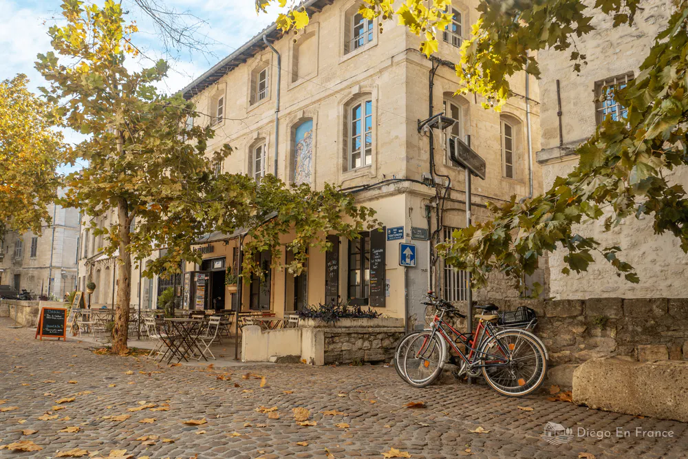 Fotografía de diegoenfrance.com mostrando una casa con terraza y bicicletas, recomendada entre las mejores cosas que hacer en Aviñón