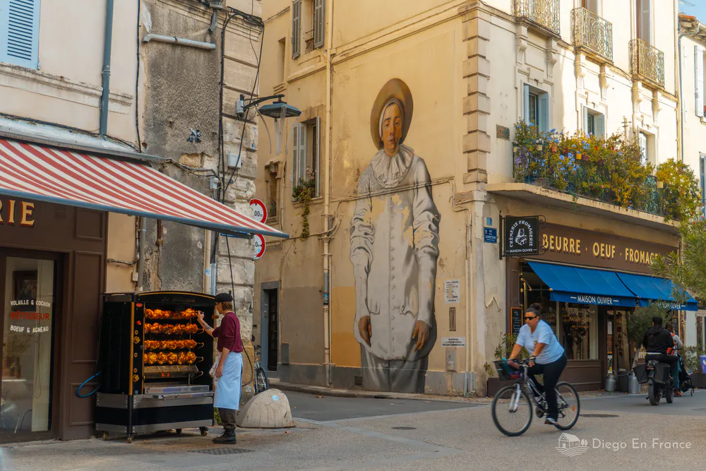 Fotografía de diegoenfrance.com mostrando murales, ciclistas y comercios, ideal para quienes buscan qué hacer en Aviñón fuera del circuito turístico
