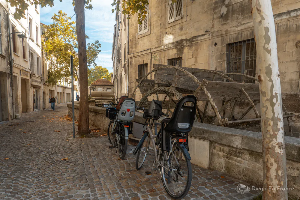Fotografía de diegoenfrance.com de la calle empedrada de los tintoreros, ideal para descubrir qué hacer en Aviñón con calma