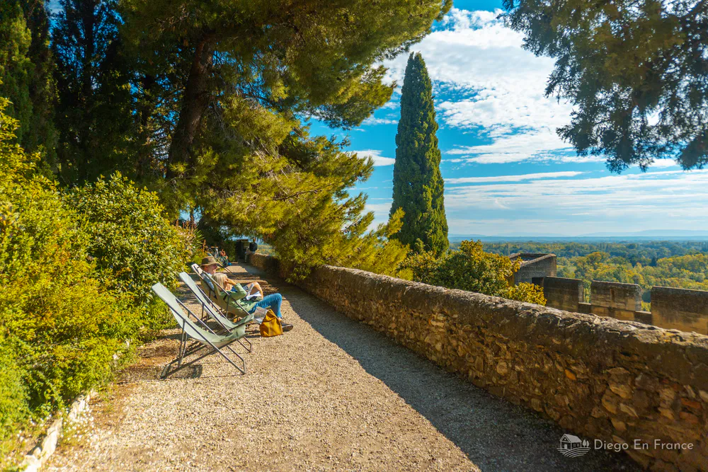 Fotografía de diegoenfrance.com del mirador natural en la Abadía Saint-André, ideal para relajarse.