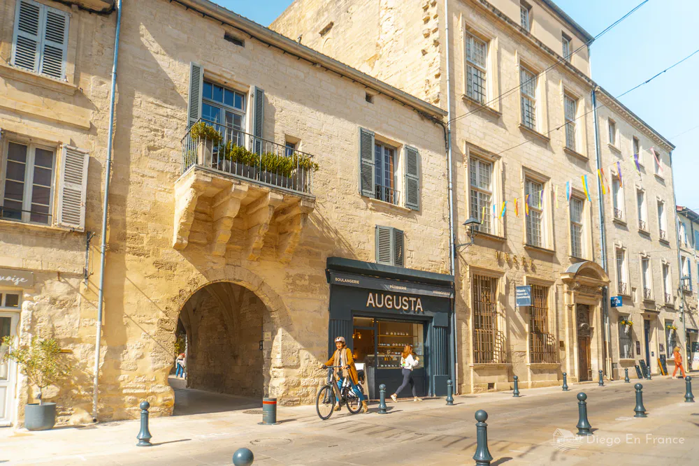 Fotografía de diegoenfrance.com de las calles del centro de Villeneuve-lès-Avignon, ejemplo del encanto provenzal.