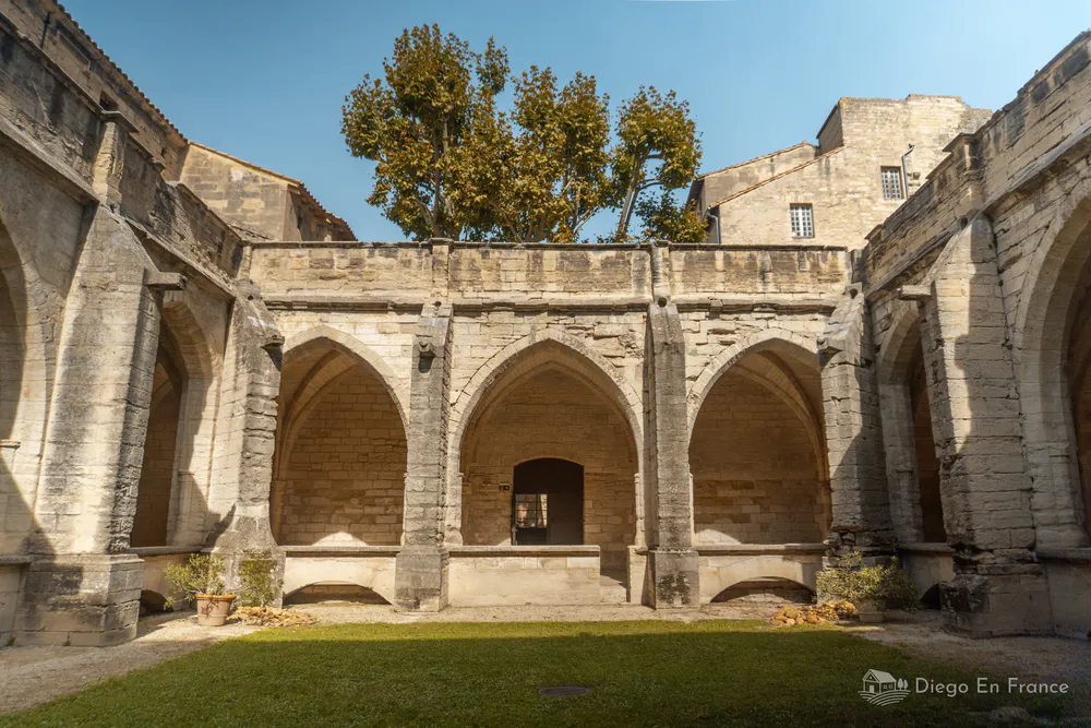Fotografía de diegoenfrance.com del interior del claustro de la Église Collégiale Notre-Dame, joya de la arquitectura gótica provenzal.